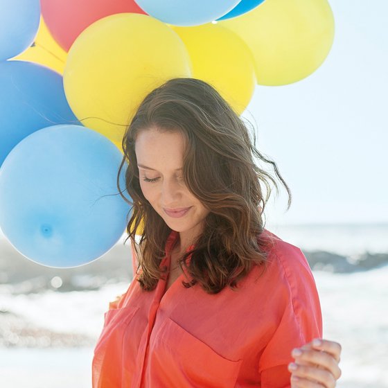 Frau mit bunten Luftballons