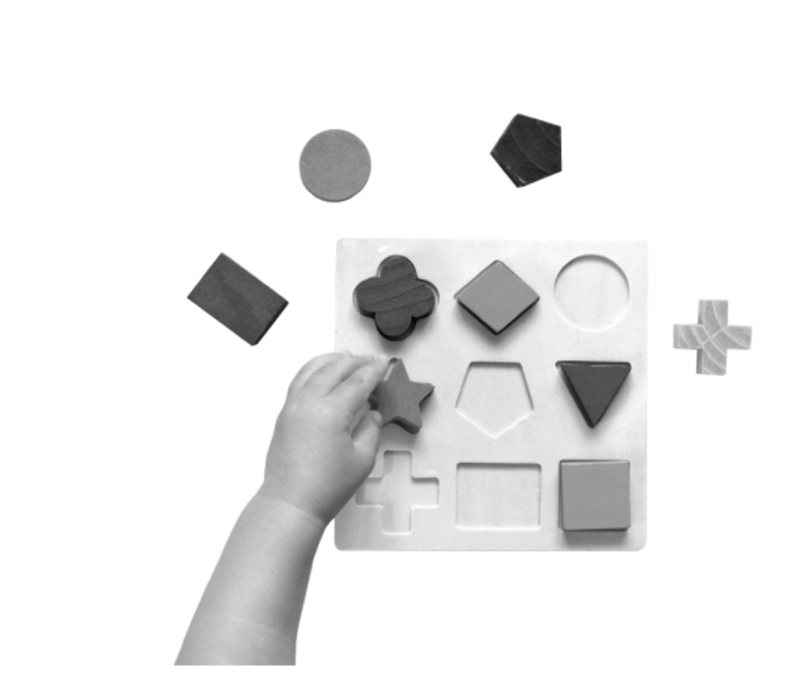 Punkt 9: Launch and Learn. Die Zahl neun und ein Kind, dass mit einem Holzpuzzle spielt.