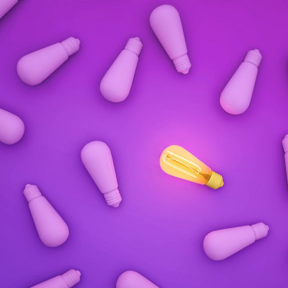 Glühbirnen auf lila Hintergrund