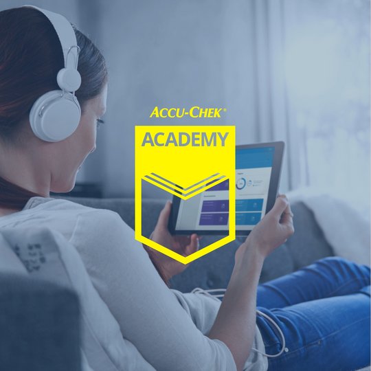 Frau mit Tablet nutzt die Accu-Chek Academy und Accu-Chek Academy-Logo im Vordergrund