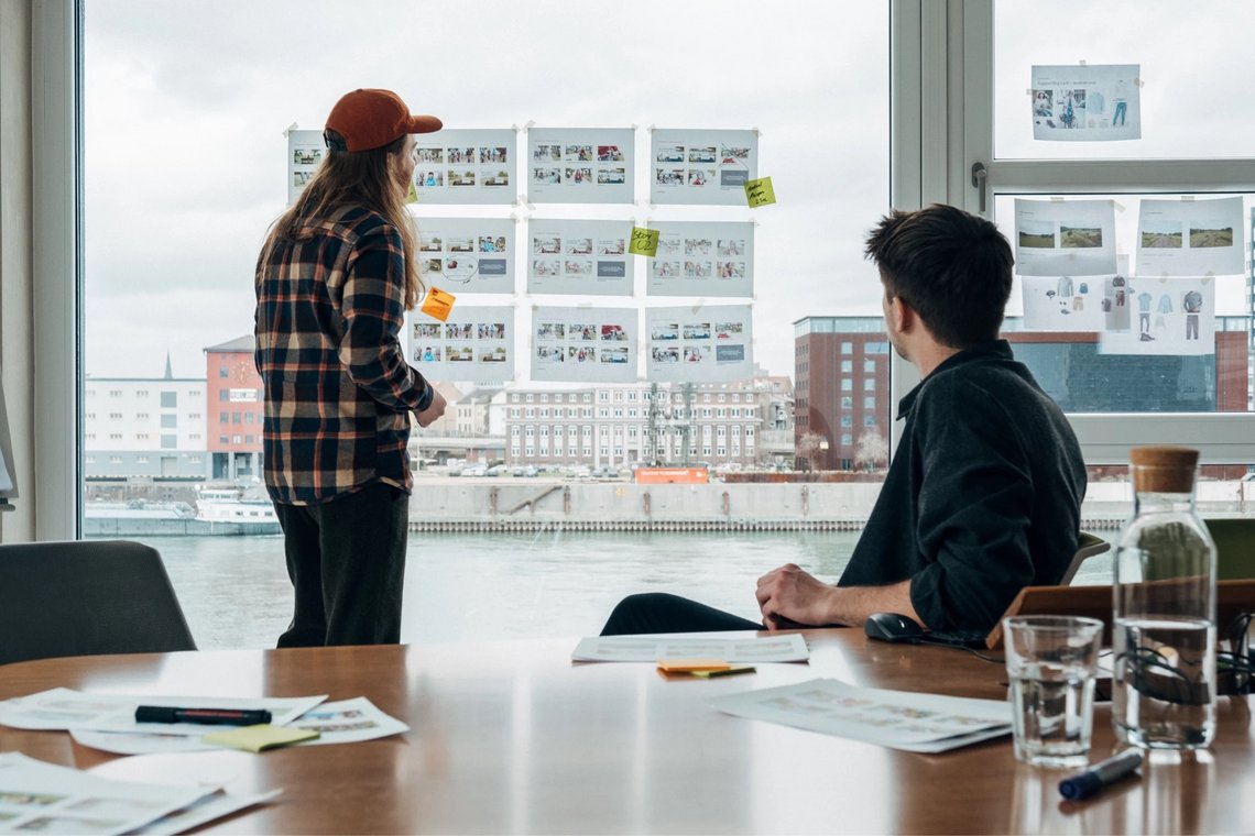 Zwei Männer besprechen das Storyboard im Büro