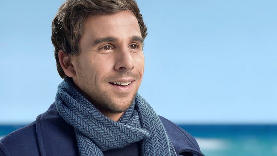 Lächelnder Mann mit blauem Schal
