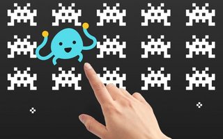 Blaue Figur und tippende Hand vor einer Reihe Pixelfiguren