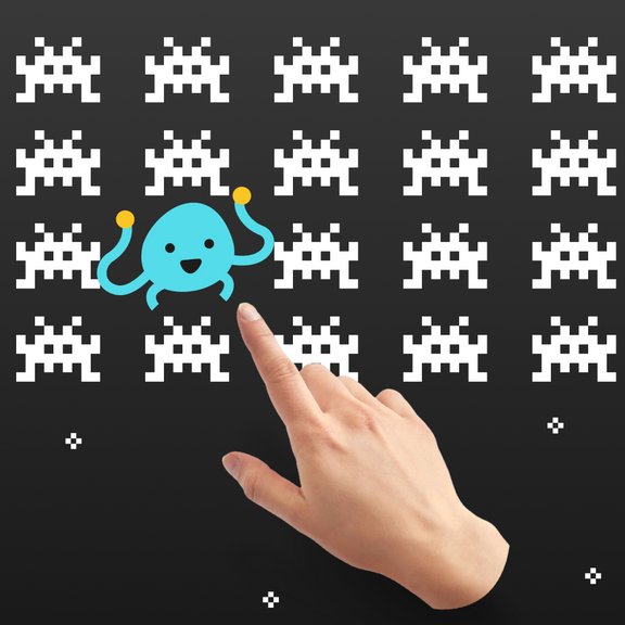 Blaue Figur und Hand vor einer Reihe aus Pixelfiguren