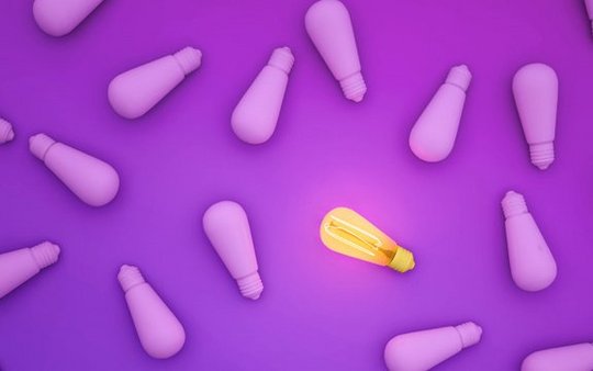 Leuchtmittel auf lila Hintergrund