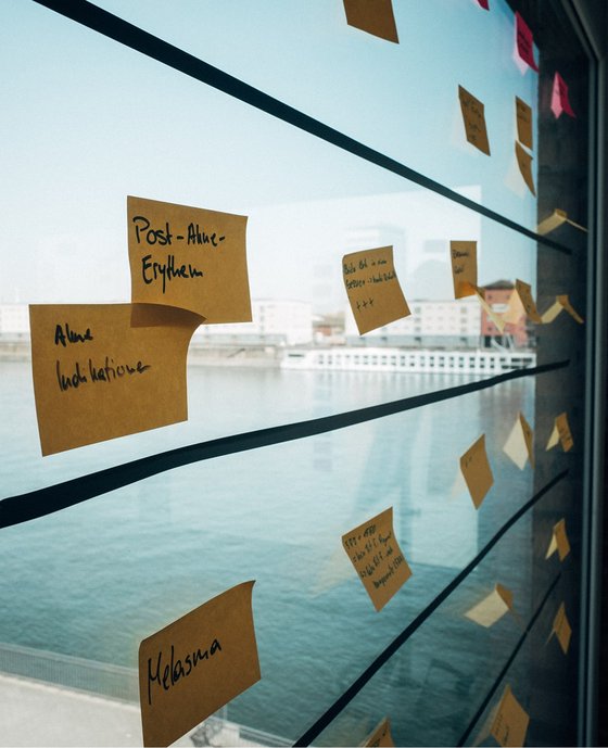 Impressionen: Workshop bei cyperfection Post-Its kleben auf Glas