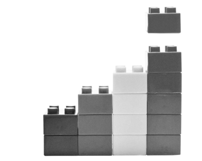 Die Zahl sechs und eine Mauer aus Legosteinen.