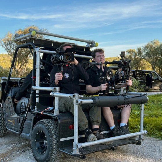 Filmcrew filmt von einem Auto aus