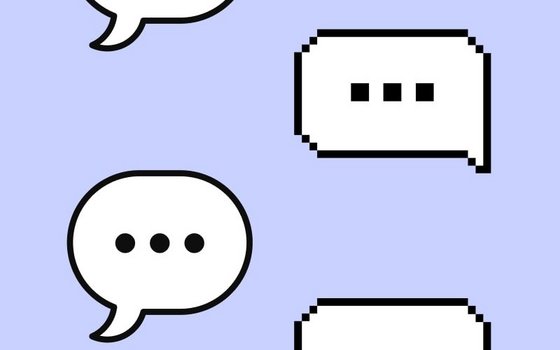 Sprechblasen auf blauem Hintergrund