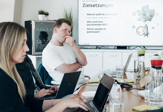 Workshop bei cyperfection Eine Frau und ein Mann in einem Meeting mit Präsentation auf dem Bildschirm