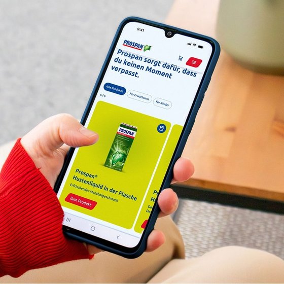 Eine Frau surft mit ihrem Smartphone auf Prospan.com