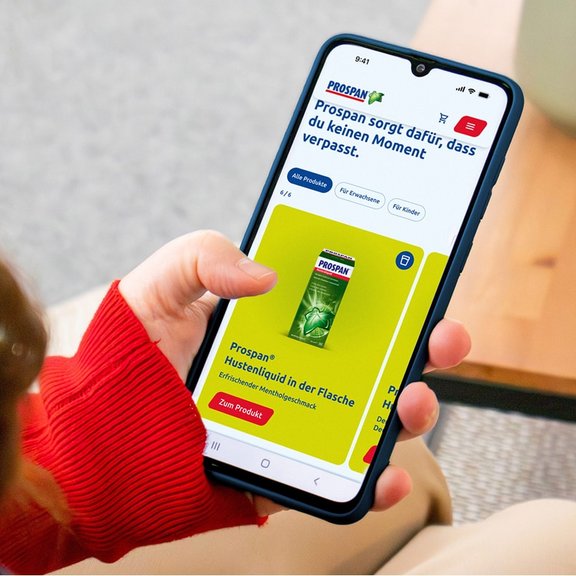 Eine Frau surft mit ihrem Smartphone auf Prospan.com